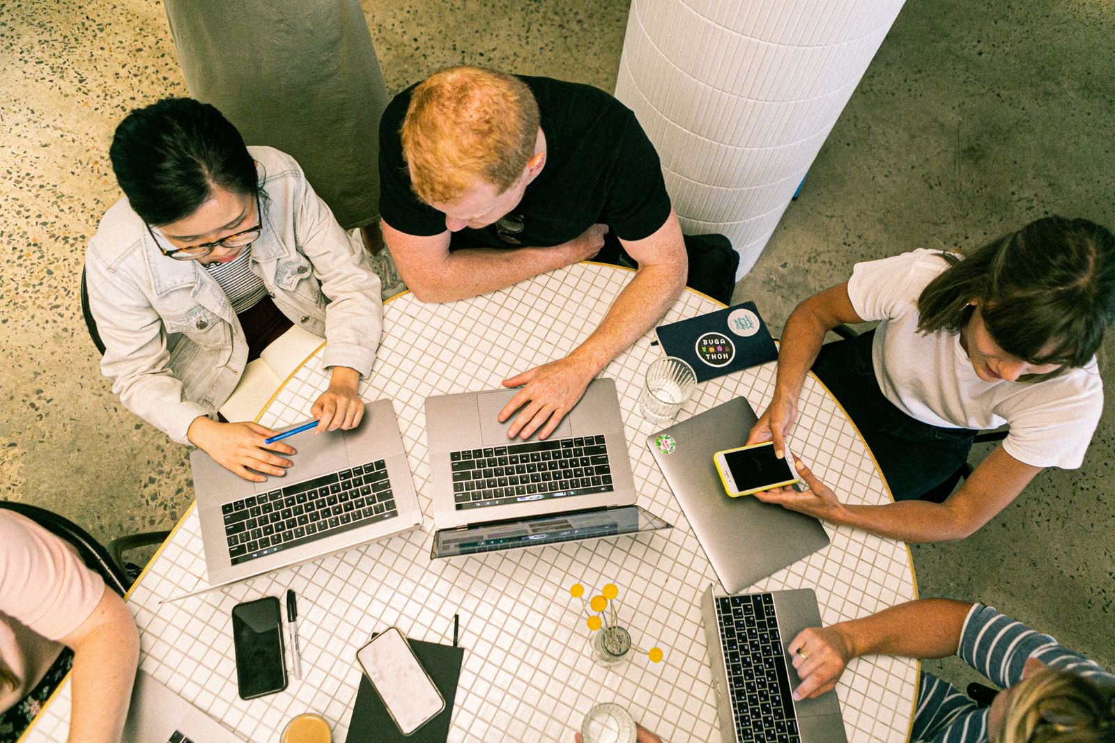 Builders colaborando en una hackathon